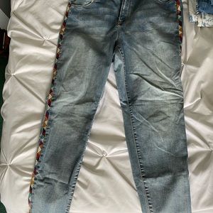 Skinny jean with embroidery pattern